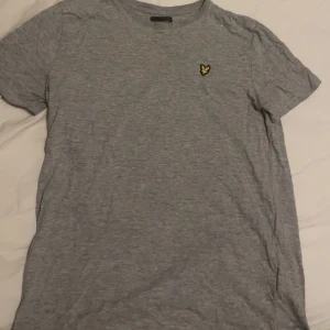 Grå lyle scott tröja.  - Grå lyle scott tröja. Aldrig använt väldigt fint skick. Både och tjejer kan använda