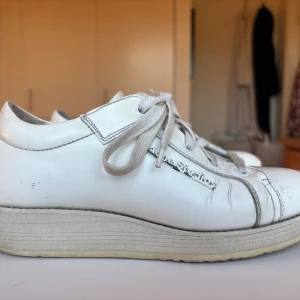 Vita lädersneakers från Acne Studios - Snygga vita sneakers från Acne Studios i läder. Superkvalitet! Så användbara. Använda men har mer att ge!