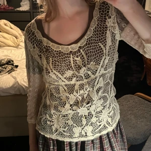 Spetströja - Off-white spetströja med jättefint blommönster! Några hål har blivit lite utvidgade i ena armhålan (bild 4) men annars är den i fint skick <3 Det står inte någon storlek men jag uppskattar S/M. För tydlighetens skull så har jag en tröja under här som inte ingår i köpet