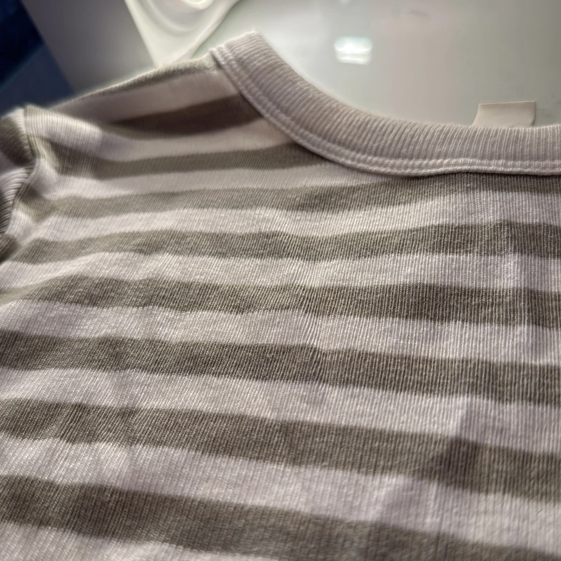 Vit och grön randig tröja. - 2