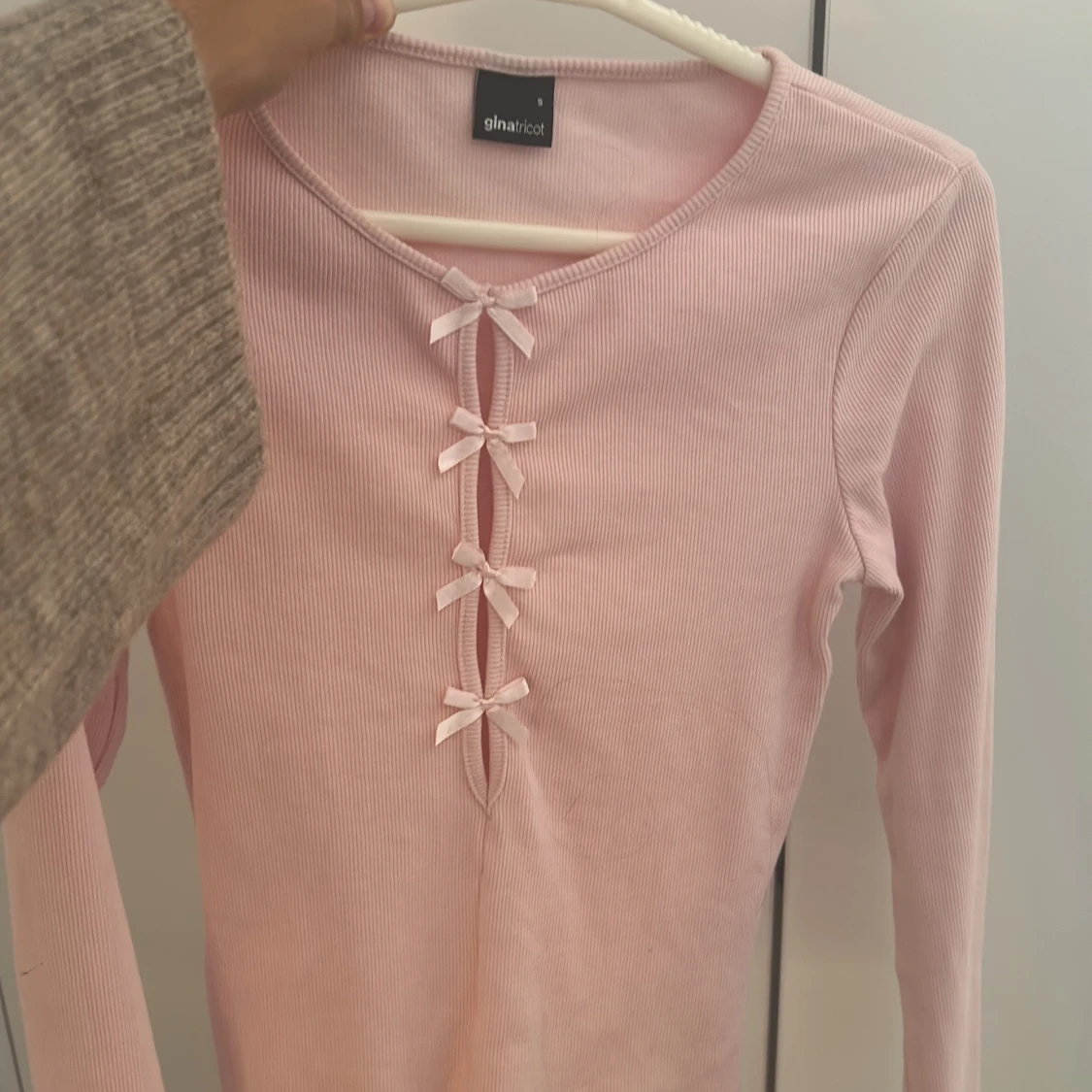 Ljusrosa ribbad topp med rosetter - 1