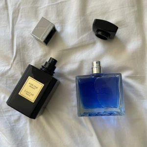 Parfymduo: Lastar Paris & antonio banderas blue seduction - Två snygga parfymer: en svart, stilren flaska från Lastar Paris med guldig etikett och texten 'For One Night', samt en blå, fyrkantig flaska från Blue Homme med silverfärgat lock. Båda flaskorna har modern design och passar perfekt i badrumshyllan. Fråga gärna hur de doftar om du är intresserad 