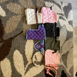 Flera quiltade ridmössor & öronluva - Säljer 6 täcken och en huva och grimma och grimskaft allt är i jätte bra skick typ aldrig använt 