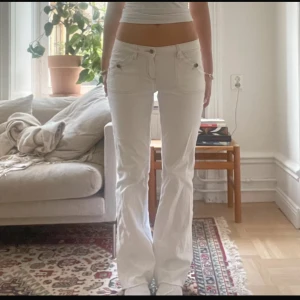 Vita bootcut jeans från Esprit - Säljer vita snygga jeans från Esprit som aldrig kom till användning.                                    Innerbenslängd - 78.      Midjemått- 38