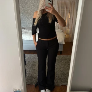 Lågmidjade kostymbyxor  - Lågmidjade kostymbyxor i modellen Vera från bikbok, nyskick i strl 38, men de är väldigt små i storleken, passar 34-36💖