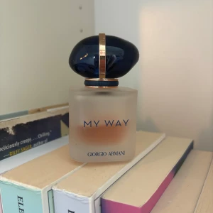 My Way parfym från Giorgio Armani - Säljer en elegant parfymflaska 'My Way' från Giorgio Armani. Flaskan är frostad och har en lyxig blå och guldig kork. Perfekt för dig som gillar stilrena och exklusiva dofter. Flaskan har en modern och stilren design. Se bild hur mycket som är kvar!