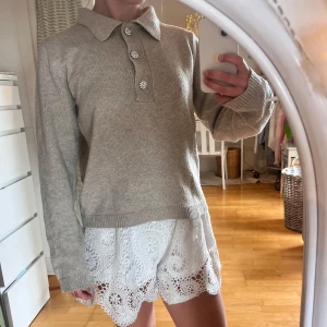 Fin tröja  - Fin tröja med 3st glitterknappar, från JDY. Size S. Fint skick! Pris 120kr. Kragen kan vikas in på insidan också. 