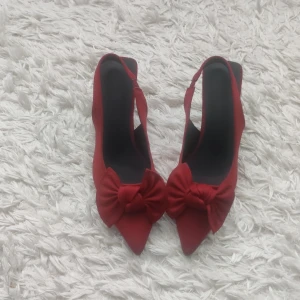Sötaste röda kitten heels - Aldrig använts. Som man kan se på bilden är de helt nya men tyvärr köpte helt fel storlek 😓. Dock är de rätt bekväma och super snygga. De är mer maroon röda i verkligheten 💗