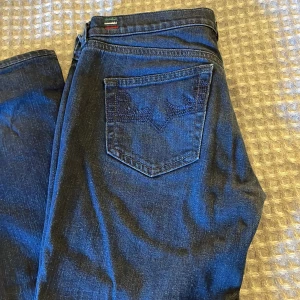 Mörkblå Diesel  jeans - Säljer ett par super snygga mörkblå Diesel jeans, säljer då dom är förstora på mig. Dom är bootcut och lågmidjade. Aldrig andvända 