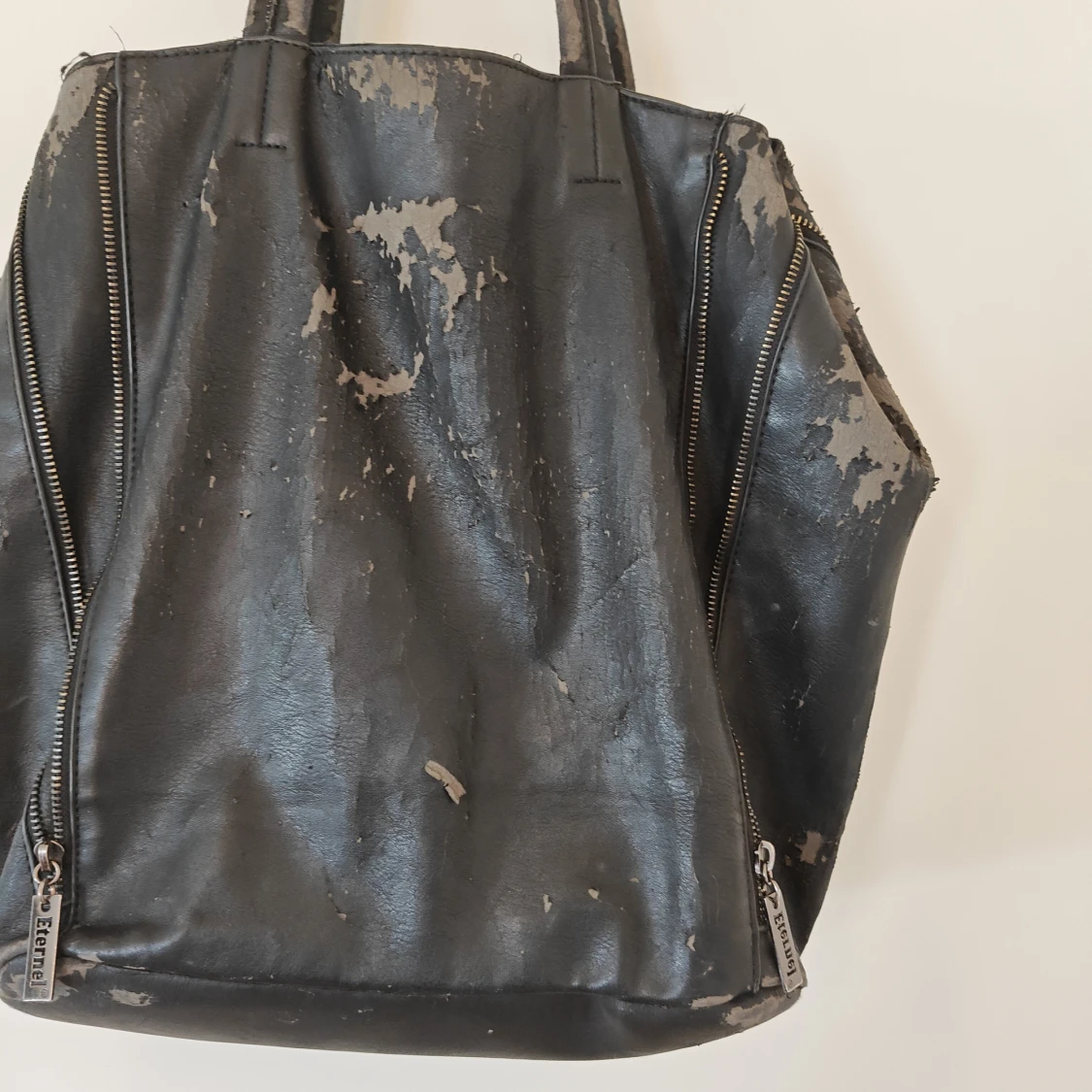 Svart handväska med nitar från Exentri - 1