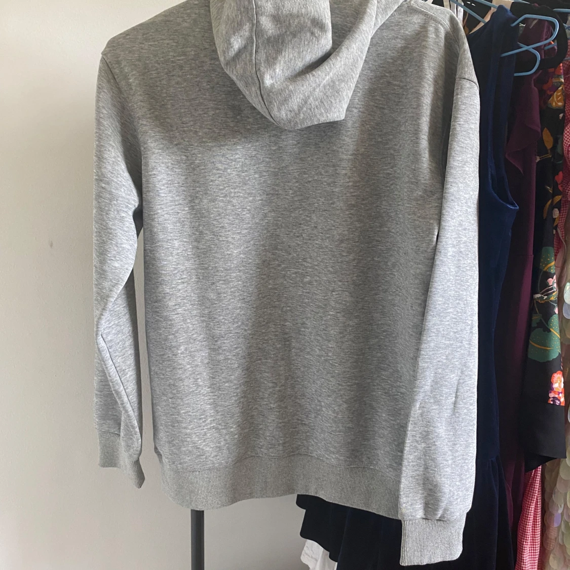 Grå hoodie DEPT. de la GALERIE - 1