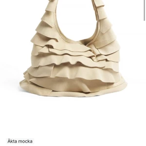 SÖKER NAKD väska 🩷🩷 - Söker denna väska från NAKD!! Kan även vara en liknade💓