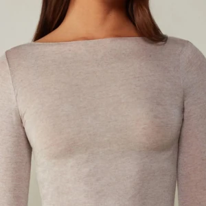 Beige långärmad topp från Intimissimi - Supermjuk och tunn beige långärmad topp från Intimissimi i ultralätt material med kashmir. Snygg, enkel design med rundad halsringning och figurnära passform. Perfekt att styla lager på lager eller som den är.