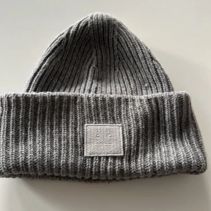 Grå acnemössa  - Jättefin acnemössa som är perfekt nu till vintern!!