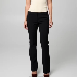 Svarta kostymbyxor med raka ben - Snygga svarta kostymbyxor med klassisk rak passform och low waist, i modellen Vera från Bik Bok. Byxorna har hällor för bälte och pressveck framtill för en clean look. Perfekta till en stilren outfit och funkar året runt. 