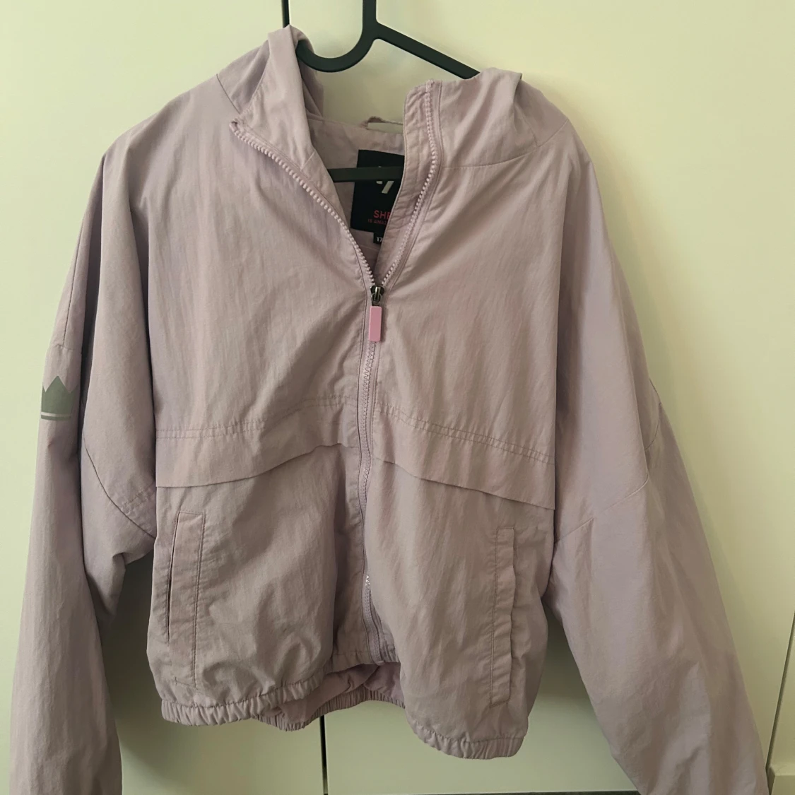 Ljuslila vindjacka från SHE IS AMAZING