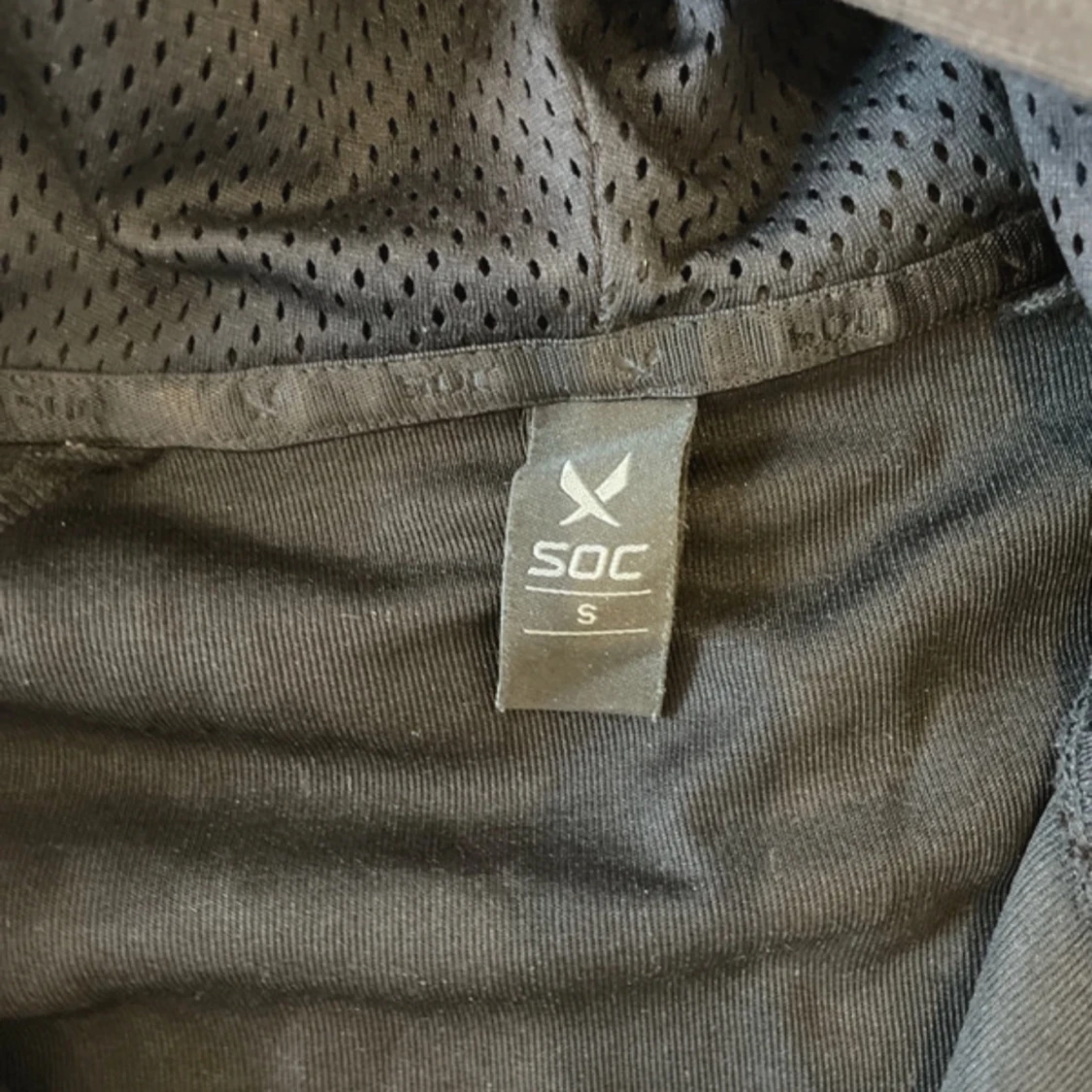 Svart hoodie från SOC med dragkedja - 2