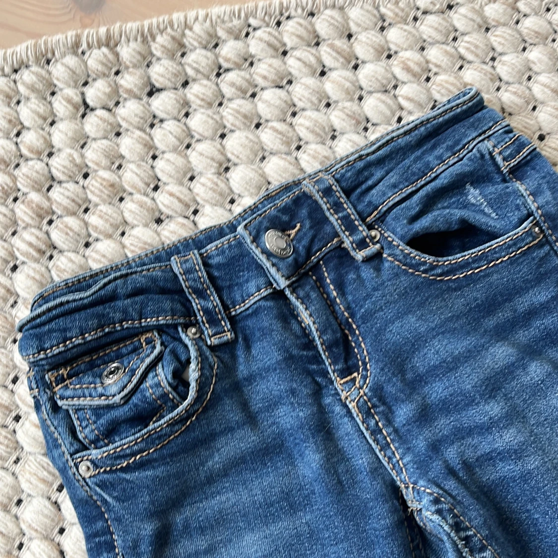Blå bootcut jeans med fickdetaljer - 3
