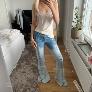 Lågmidjade vintage jeans bootcut - SÅ COOLA!! Är 171cm för referens🩷🩷 midja 39cm, innerbenslängd 90cm, längd 106cm
