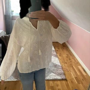 Vit blus  - Supersöt vit blus med broderade detaljer, köpt i Turkiet för några år sedan men har endast använt den en gång i nyskick!