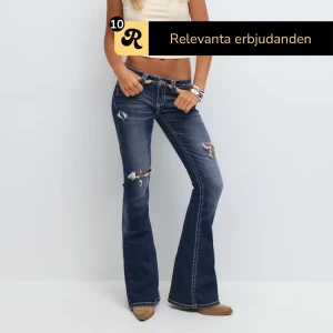 Blå bootcut jeans med slitningar - Sålda!