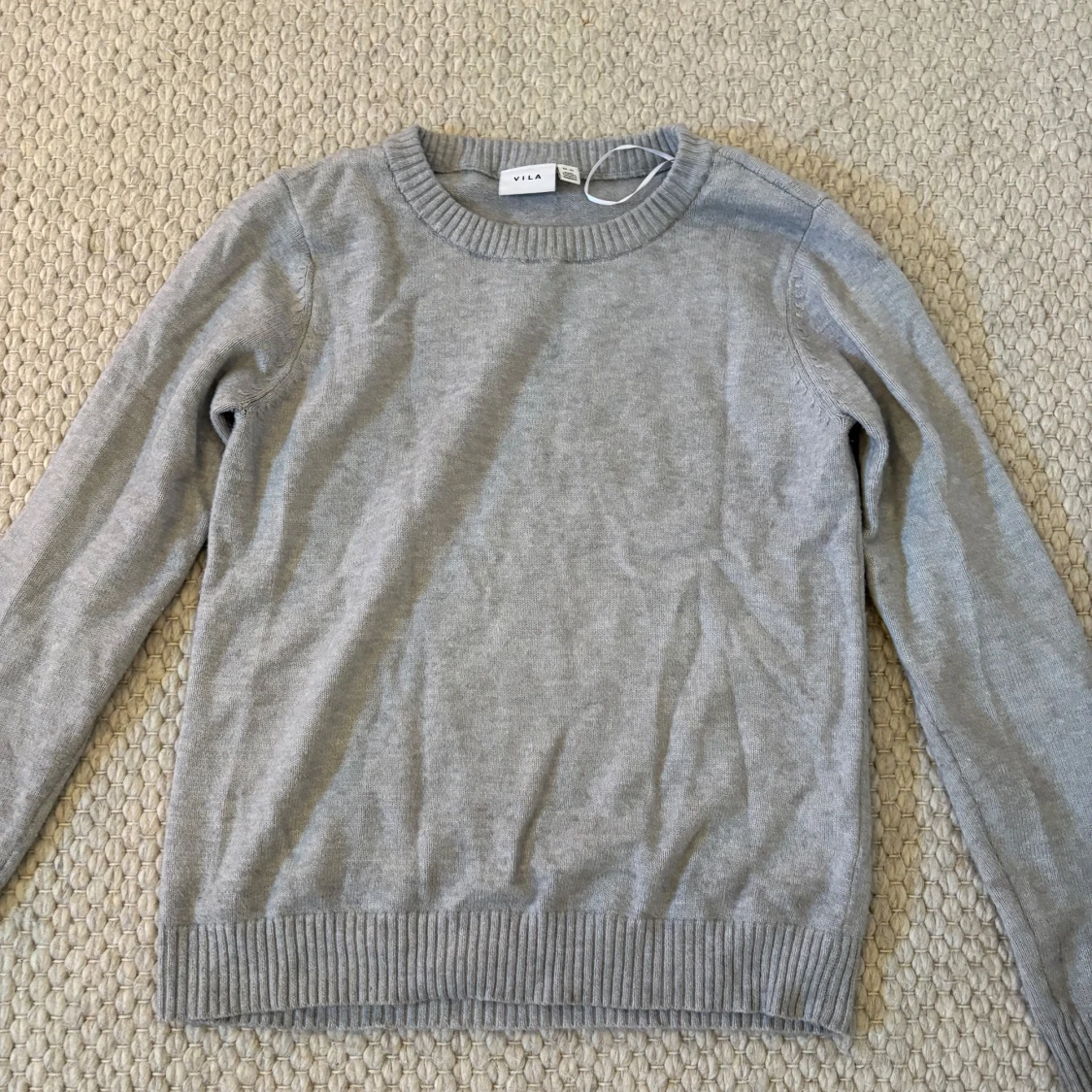 Ljusgrå stickad tröja från Vila - 2