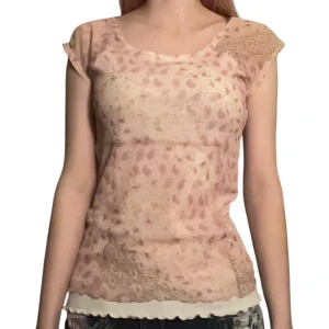 Rosa blommig blus med volangkant - Supersöt blus i rosa med blommigt mönster och mjuk volangkant nertill. Tunn och luftig, lätt transparent material. Kan bäras offshoulder för en chill vibe. Perfekt till jeans eller kjol för en söt look. Barnstorlek 158/164 men passar som xs/s💕