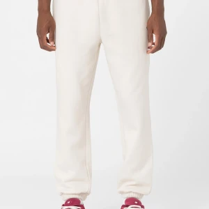 Vita mjukisbyxor från Dickies - Vita mjukisbyxor gråna Dickies! Använt fåtal gånger bara. Bra skick på dem!