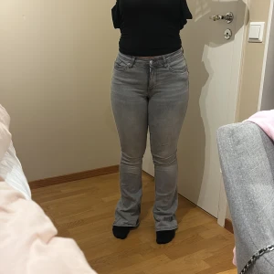 Grå bootcut jeans  - Nypris 500 
