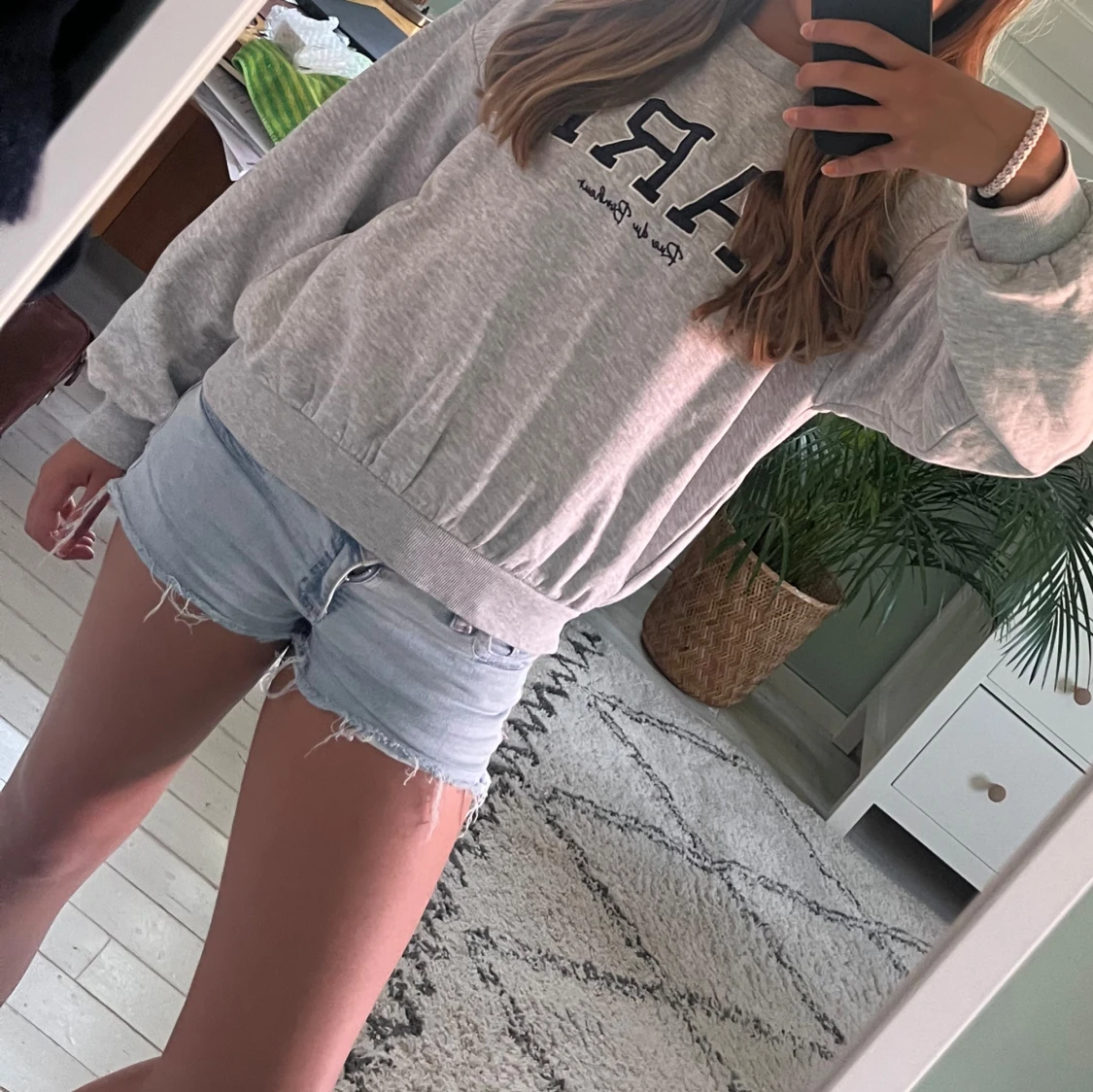 Grå tjocktröja med text💕