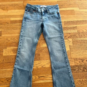 Ljusblå bootcut low jeans från JUNKYARD - Snygga ljusblå jeans från Junkyard med klassisk femficksdesign och bootcut-ben. Jeansen har normal passform, medelblå tvätt och subtila slitningar. Använda max 7 ggr. Generös passform. Läs mer här: https://junkyard.com/sv/p/junkyard-bootcut-low-jeans-ljusbla-byxor-jeans-till-dam/7356232_F522