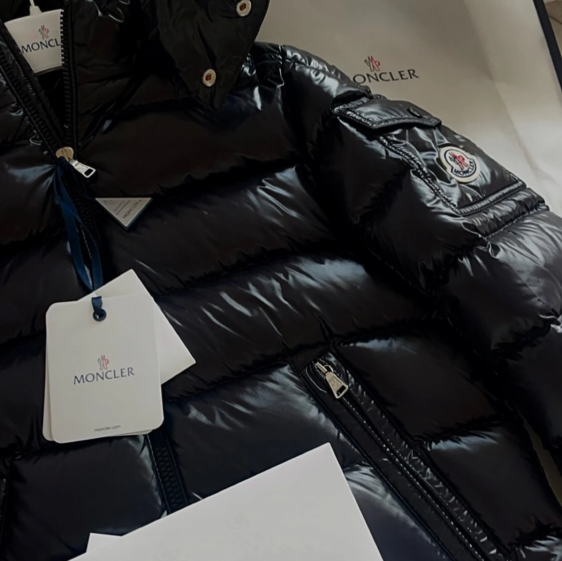 Svart Moncler Maya dunjacka med huva - 1