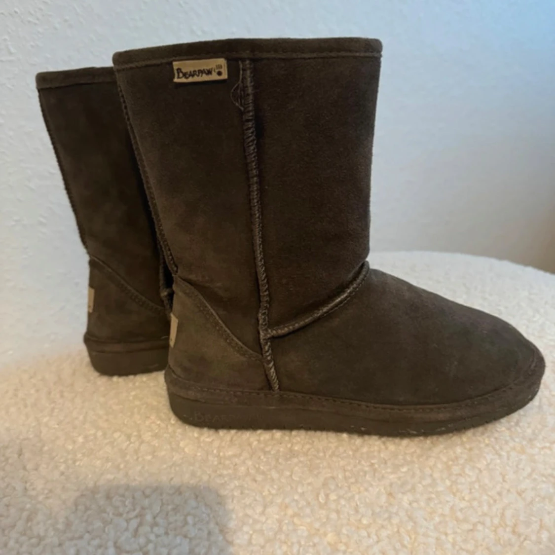 Gråa Bearpaw boots i mocka - 1