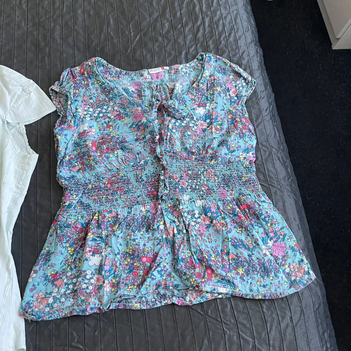 Blommig blå blus från Only & vit blus - 2