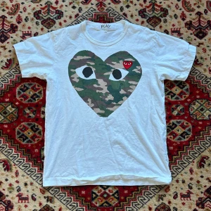 Tshirt ifrån Comme Des Garçons PLAY - Vit tshirt ifrån Comme Des Garçons PLAY. Storlek M men passar mer som S. Säljer för att den är för liten för mig