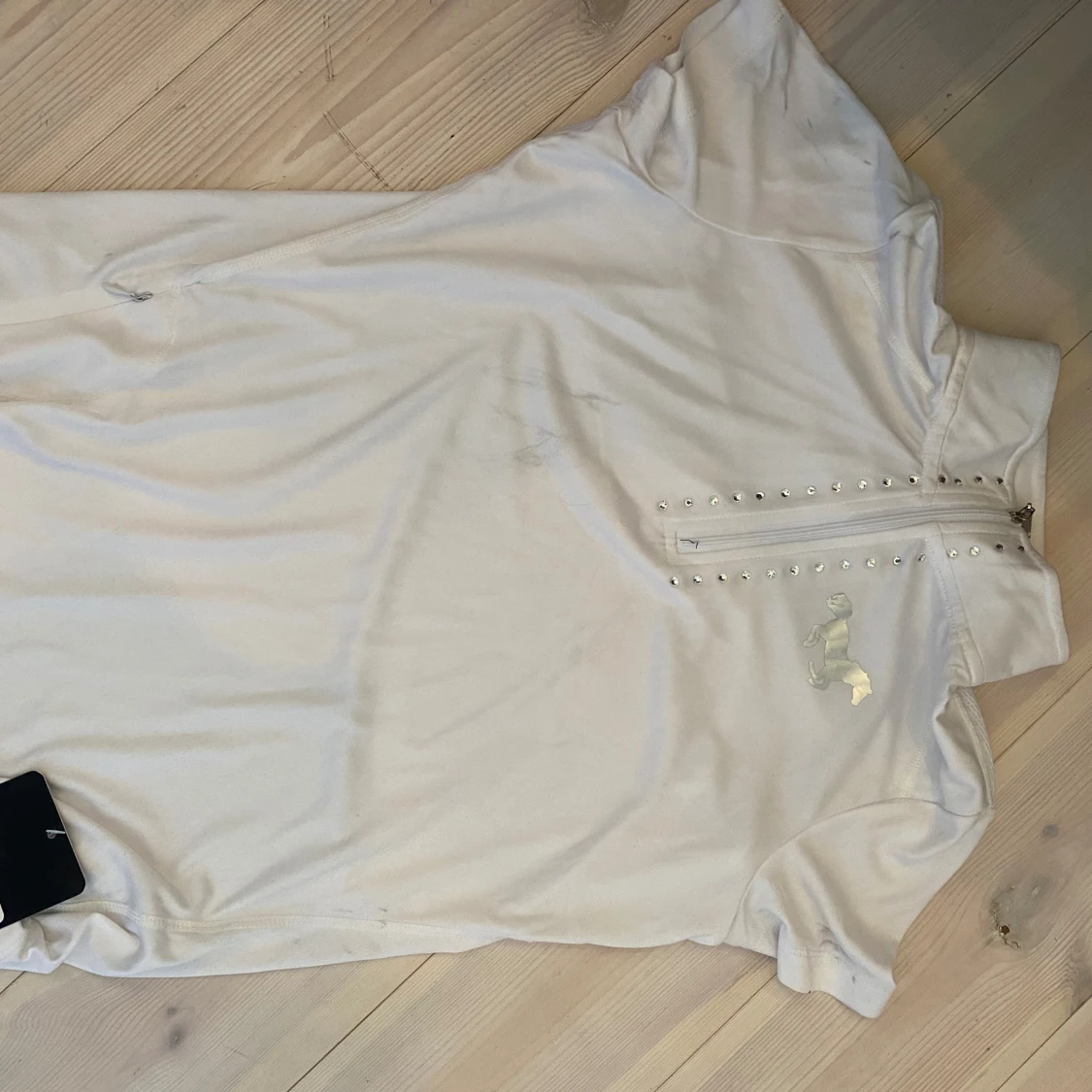 Vit pikétröja från HKM med dragkedja