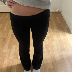 Svarta yoga pants från Gina Tricot - Super snygga svarta yoga pants ifrån Gina tricot. Man kan klä ner den och upp den väldigt bra! Passar till allt💓 har två stycken småa hål på rumpan som går att fixa lätt! 