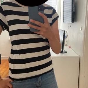 Svartvit randig t-shirt från Dotti - Säljer en svartvit randig t-shirt från Dotti i storlek S.