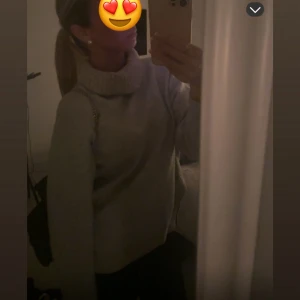 Beige polotröja med bred krage - Säljer en beige polotröja med bred och mysig krage. Tröjan har lång ärm och en loose passform som gör den extra skön att bära. Perfekt för kyliga dagar och enkel att matcha med jeans eller leggings.