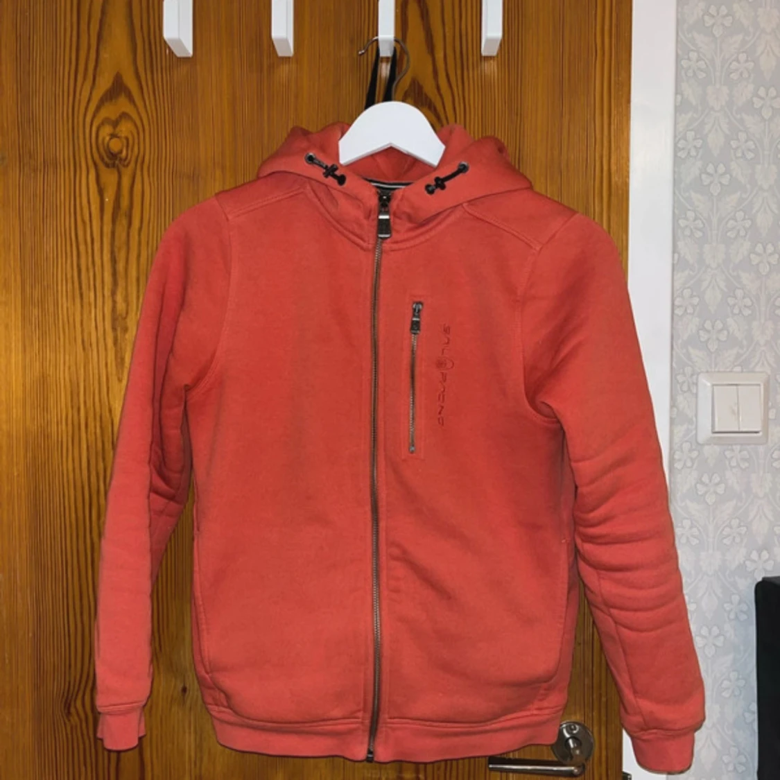 Röd fleecejacka från Sail Racing