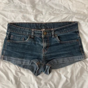Lowwaist  jeansshorts - SuperSnygga blå jeansshorts som jag köpt i Spanien. Tyvärr för stora för mig och därav säljer jag dom🤗skulle säga att de är ganska lowwaist. Runt storlek 38😙pris går att förhandlas