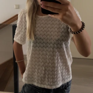 Vit broderad topp - Så fin broderad/spets topp! I storlek xs men passar även s💗