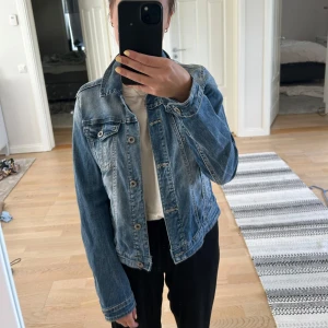 Jeansjacka  - En superfin jeansjacka i storlek 34/XS från Place du Jour💕 Mycket fint skick