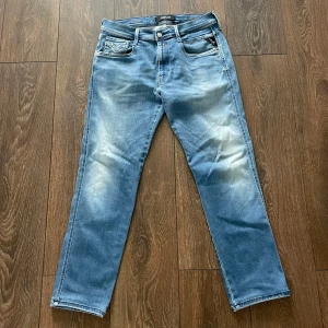 Replay Hyperflex Anbass blå jeans - Ljusblåa Replay Anbass Hyperflex. 32 Längd. 32 Midja  Sitter bra och töjs efter dina ben eftersom de är töjbara. Inga skador eller annat. Hör av dig vid frågor eller bilder!