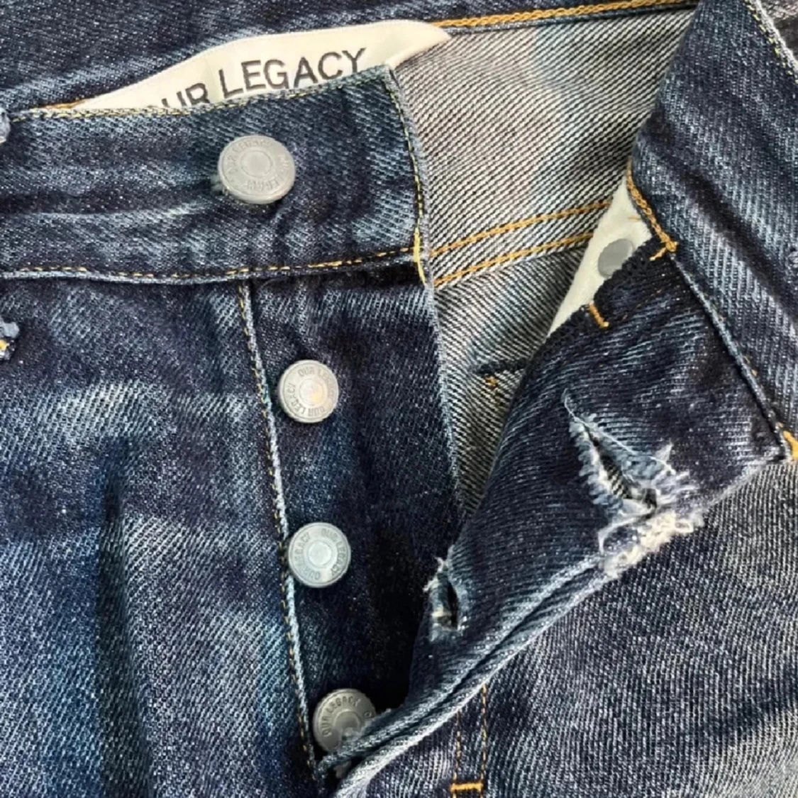 Blå jeans från Our Legacy med slitningar - 3