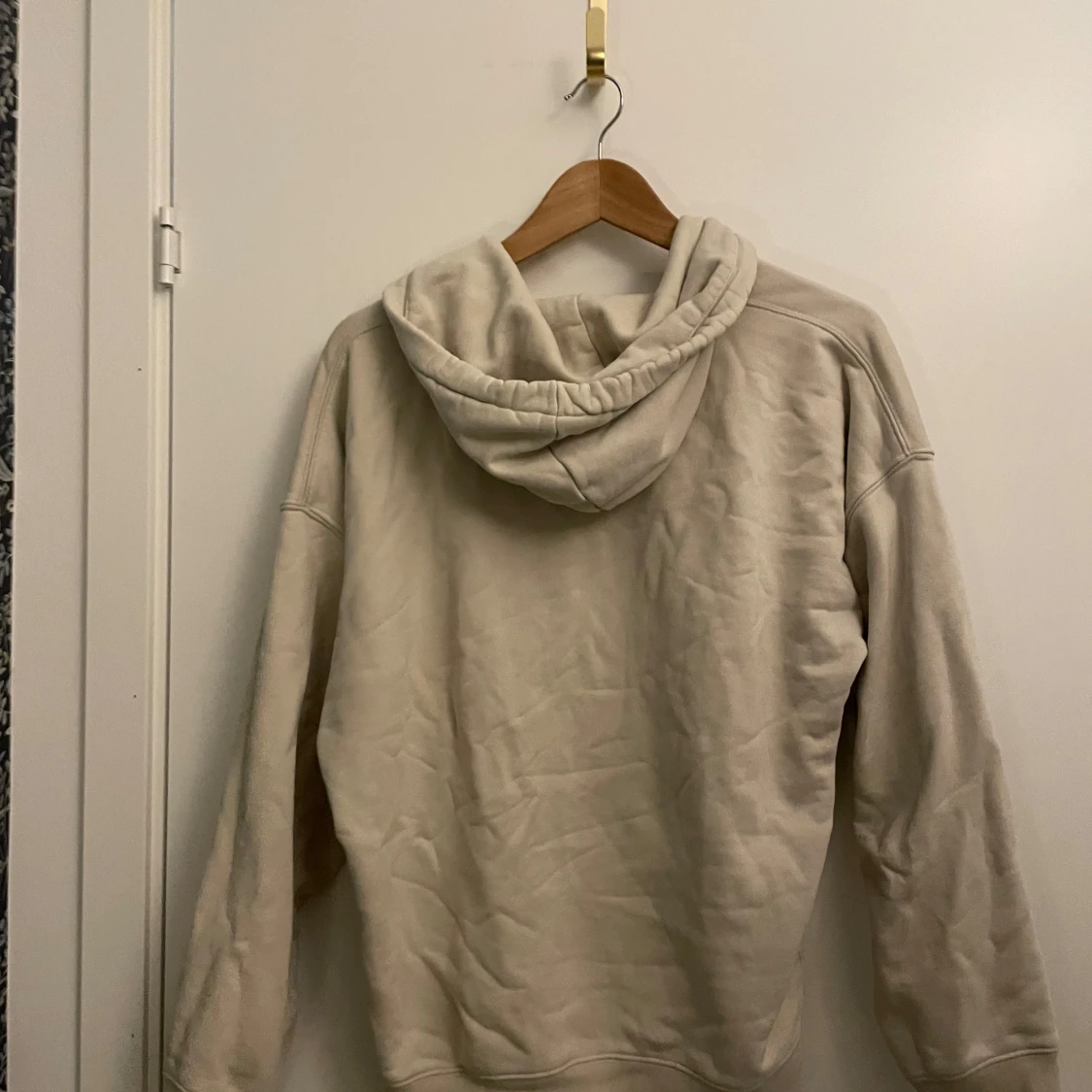 Beige hoodie med dragkedja från H&M - 1