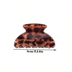 Hårklämma - Snygg hårklämma i leopardmönster med bruna och svarta toner. Klämman är 8 cm bred och har en klassisk form som håller håret på plats. Perfekt accessoar för att ge din frisyr lite extra edge och stil. Helt oanvänd. Pris går att diskutera.