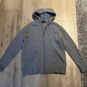 Grå hoodie i 100% ull från Riley - Schysst grå hoodie från Riley i 100% ull. Använd typ en eller två gånger.Storlek L men funkar för M också, öppen för prisförslag.Nypris 1499 kr