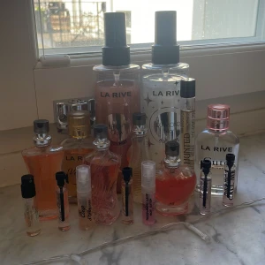 Parfympaket la rive/real time  - Säljer ett blandat paket med parfymer och body mists. Inkluderar flera flaskor i olika former och storlekar, två La Rive body mist med glitter, real time minis och la Rive små Rai de parfume. Perfekt tillägg till en parfym eller bodymist samling eller för att hitta din nya favorit! 