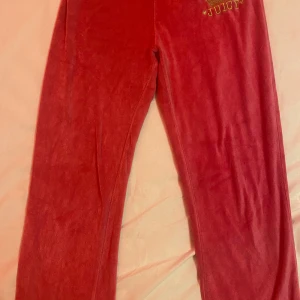 Juciy Byxor - Säljer dessa rosa juciy byxor som är en gammal model. Säljer pga byxorna är lite korta i längden. Dom passar M, S och Xs. Lagom slitna men ingen hål (vad jag kan se), dom är ljusare på bild!